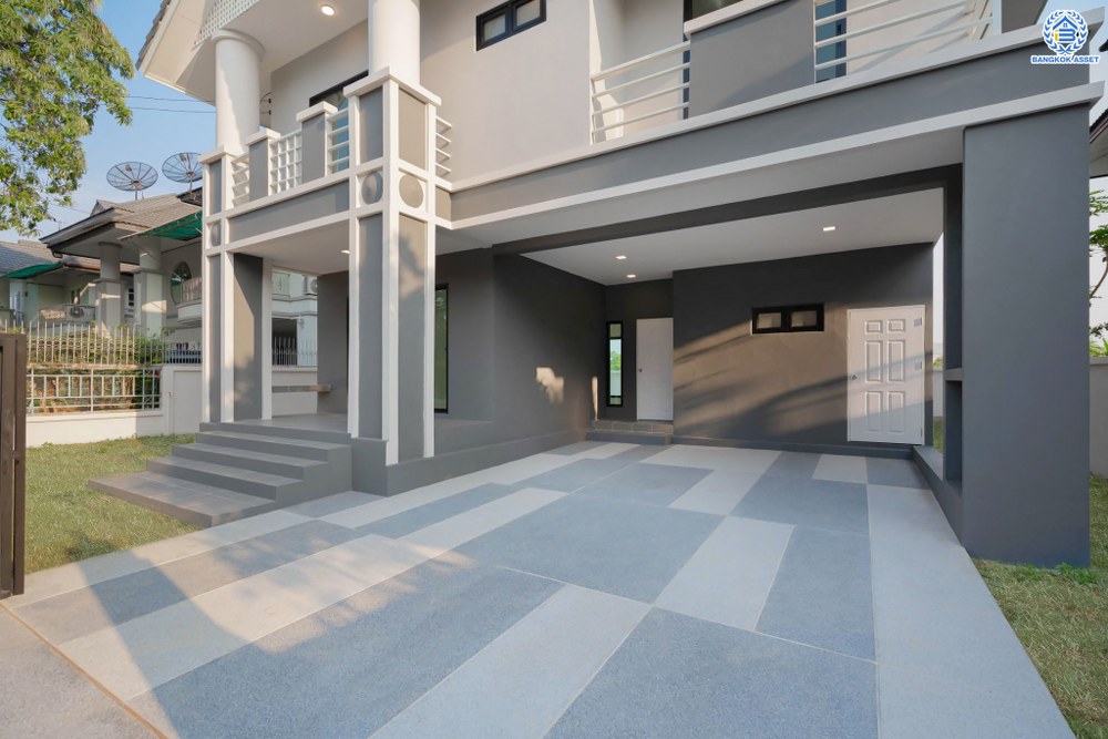 บ้านมือสองตกแต่งใหม่ โครงการ ดิเอมเมอรัลด์การ์เด้น ทวีวัฒนา เนื้อที่ 80 ตร.ว. ฟังก์ชัน 4 ห้องนอน 3 ห้องน้ำ จอดรถได้ 2 คัน บนทำเลศักยภาพเชื่อมต่อหลายเส้นทาง ทั้ง ถนนทวีวัฒนา, ถนนพุทธมณฑลสาย4, ถนนบรมราชชนนี ใกล้เซ็นทรัลปิ่นเกล้า และมหาวิทยาลัยมหิดล